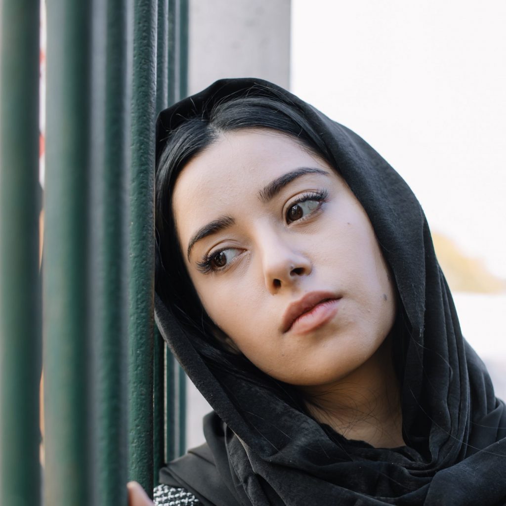 Donna pensierosa dopo una delusione amorosa, immersa nei suoi pensieri automatici